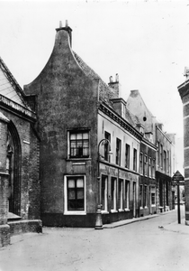 600953 Gezicht in de Jacobskerkstraat te Utrecht met de voorgevels van enkele huizen; geheel links een gedeelte van de ...